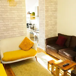  Holiday home 5 Bedroom House Near City. United Kingdom